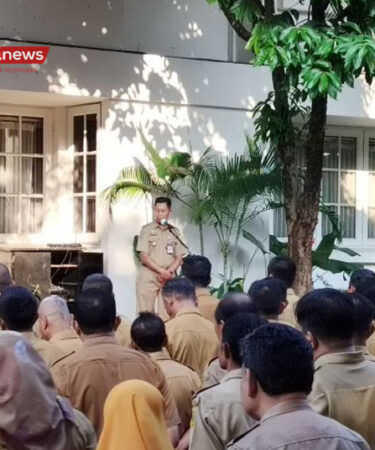 Penjabat Bupati Bogor Asmawa Tosepu memimpin apel