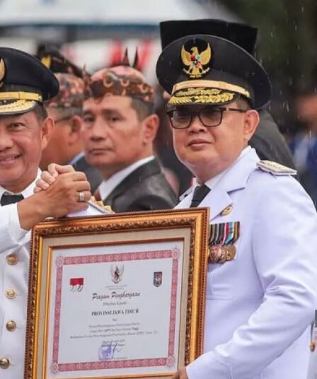 Deretan Kepala Daerah yang Terima Tanda Kehormatan Satyalancana di Surabaya 2 Peringatan Hari Otoda di Surabaya