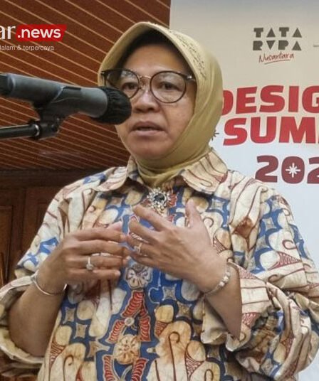 Risma melakukan tanya jawab