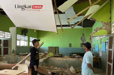 Tim BPBD Jatim saat melakukan asesmen kerusakan bangunan di Pulau Bawean