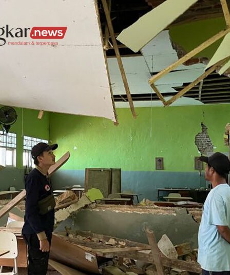 Tim BPBD Jatim saat melakukan asesmen kerusakan bangunan di Pulau Bawean