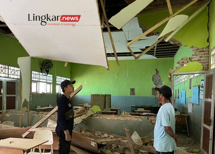 Tim BPBD Jatim saat melakukan asesmen kerusakan bangunan di Pulau Bawean