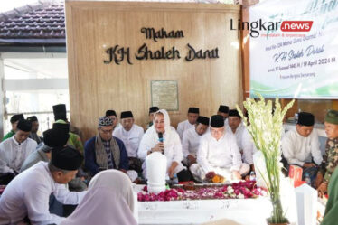 Wali Kota Semarang Hevearita Gunaryanti Rahayu menghadiri haul di makam KH Sholeh Darat