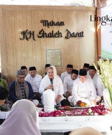 Wali Kota Semarang Hevearita Gunaryanti Rahayu menghadiri haul di makam KH Sholeh Darat