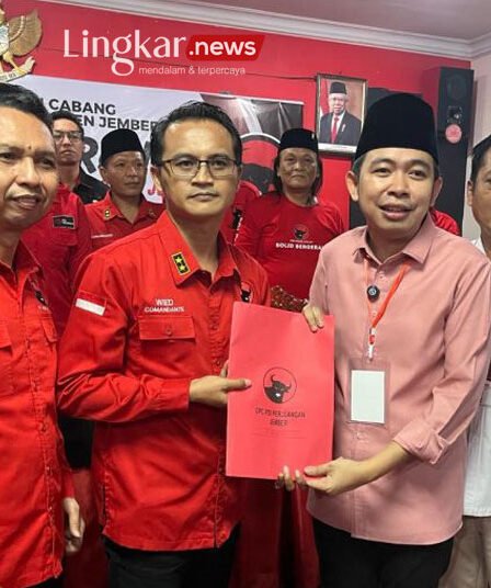PDIP Jember Sudah Kantongi Tiga Nama yang Daftar Cabup 5 Anggota DPRD Jatim Muhammad Fawait tiga dari kanan mengembalikan berkas pendaftaran bacabup