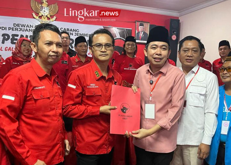 Anggota DPRD Jatim Muhammad Fawait tiga dari kanan mengembalikan berkas pendaftaran bacabup