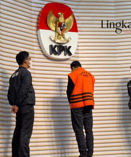 Diduga Sunat Insentif Pegawai, Bupati Sidoarjo Resmi jadi Tahanan KPK 8 Bupati Sidoarjo Ahmad Muhdlor Ali rompi oranye dalam konferensi pers di Gedung Merah Putih KPK