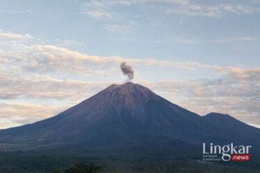 Gunung Semeru Kembali Erupsi Muntahkan Abu Vulkanik