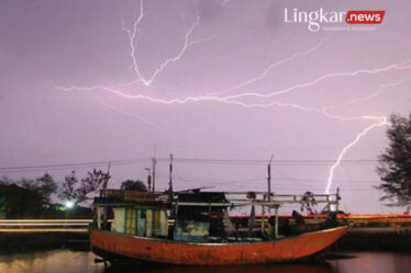 Ilustrasi Hujan lebat disertai petir melanda kawasan permukiman nelayan