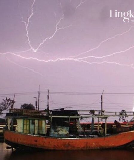 Harap Waspada! BMKG Prediksi akan Terjadi Cuaca Ekstrem di 14 Wilayah Indonesia 1 Ilustrasi Hujan lebat disertai petir melanda kawasan permukiman nelayan