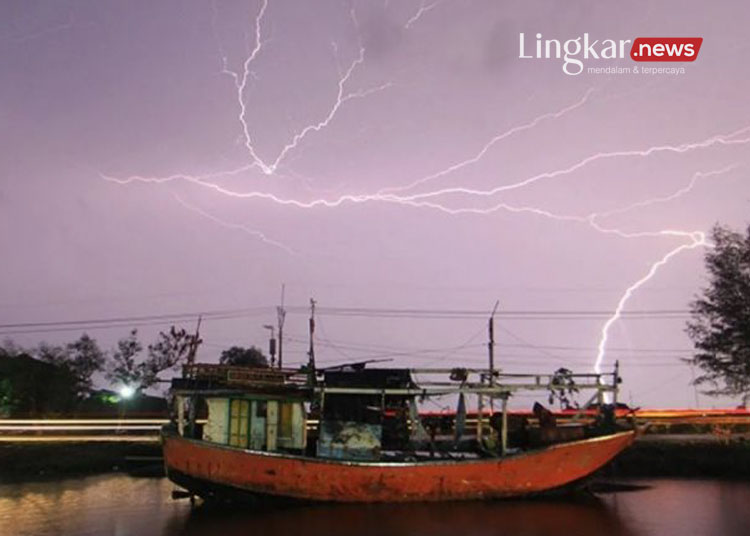Ilustrasi Hujan lebat disertai petir melanda kawasan permukiman nelayan