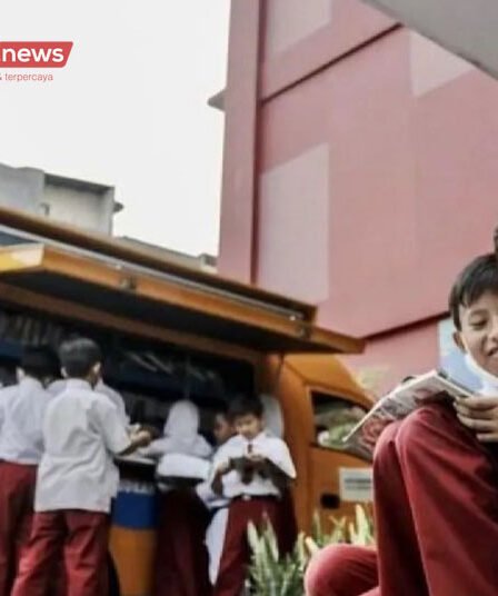 Ilustrasi Sejumlah siswa membaca buku saat kegiatan perpustakaan keliling