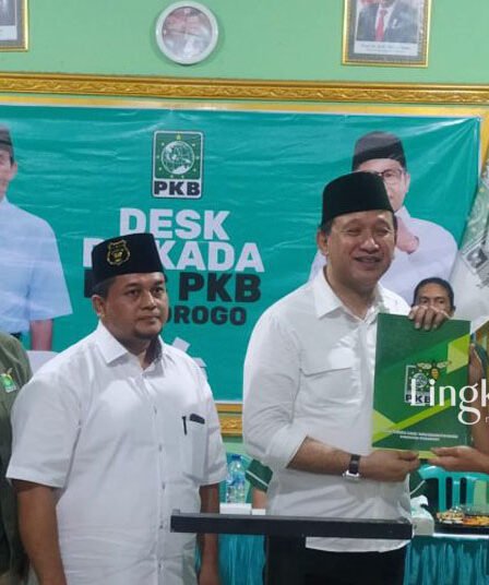 Mantan Bupati Ponorogo Daftar Bacabup di Empat Partai Sekaligus 4 Ipong Muchlisoni saat menyerahkan berkas ke DPC Partai Demokrat Ponorogo