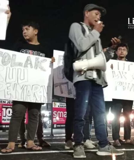 Ancam Kebebasan Pers, Jurnalis Jember Gelar Aksi Tolak Revisi RUU Penyiaran 1 Jurnalis Jember tolak revisi RUU Penyiaran