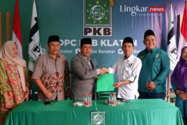 Ketua Desk Pilkada DPC PKB Klaten H. M. Muqtadiir Al Fadlil menerima berkas pendaftaran bakal calon kepala daerah di kantor PKB Klaten