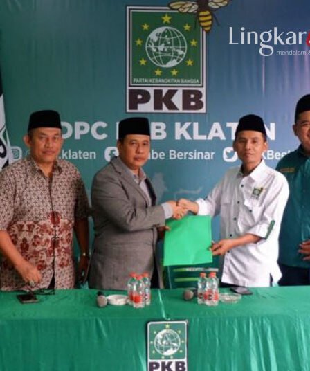Ketua Desk Pilkada DPC PKB Klaten H. M. Muqtadiir Al Fadlil menerima berkas pendaftaran bakal calon kepala daerah di kantor PKB Klaten