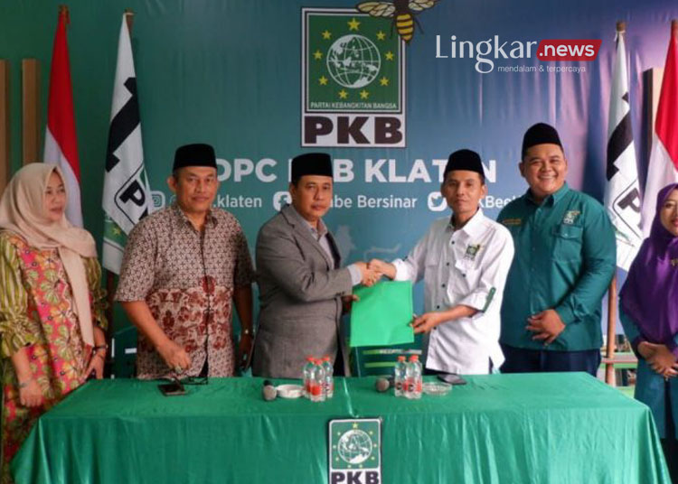 Ketua Desk Pilkada DPC PKB Klaten H. M. Muqtadiir Al Fadlil menerima berkas pendaftaran bakal calon kepala daerah di kantor PKB Klaten