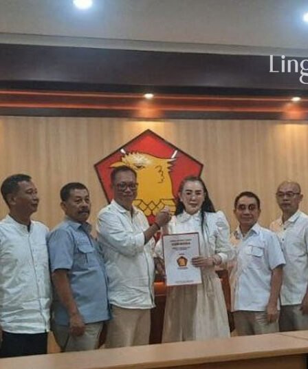 Ketua Desk Pilkada DPC Partai Gerindra Kota Semarang Joko Santoso didampingi jajaran Gerindra Kota Semarang berfoto bersama dengan pengusaha Dewi Susilo Budiharjo