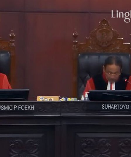 Ketua Mahkamah Konstitusi MK Suhartoyo tengah menjelaskan kepada para pihak dalam sidang PHPU Pileg 2024