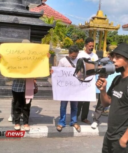 Kontroversi RUU Penyiaran, Puluhan Wartawan di Lumajang Gelar Aksi Tutup Mulut 2 Kontroversi RUU Penyiaran Puluhan Wartawan di Lumajang Gelar Aksi Tutup Mulut
