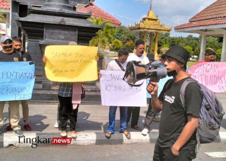Kontroversi RUU Penyiaran Puluhan Wartawan di Lumajang Gelar Aksi Tutup Mulut