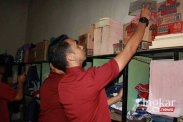 Petugas Rutan Sitobondo geledah kamar hunian warga binaan