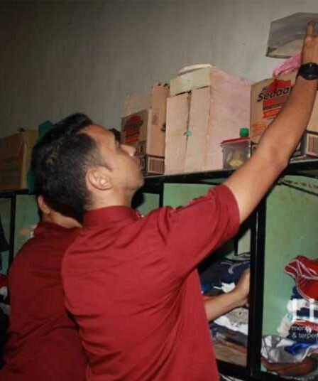 Petugas Rutan Situbondo Temukan Sejumlah Barang Berbahaya Saat Geledah Kamar Hunian Warga Binaan 2 Petugas Rutan Sitobondo geledah kamar hunian warga binaan