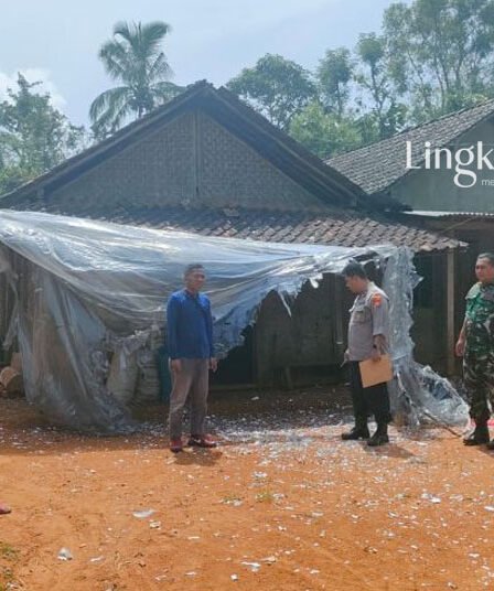Petugas melakukan olah TKP dan mengamankan barang bukti balon udara asap yang jatuh