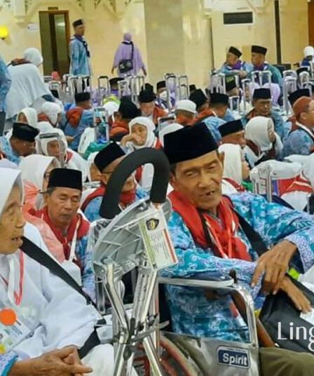 Kuota Haji Sudah Penuh, Kemenag Ingatkan Masyarakat Jangan Tertipu Tawaran Berangkat 8 Sejumlah jamaah calon haji asal Kabupaten Tangerang saat berkumpul menunggu jadwal pemberangkatan ke Tanah Suci