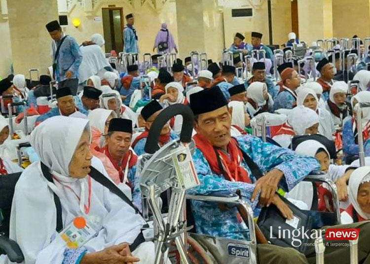 Sejumlah jamaah calon haji asal Kabupaten Tangerang saat berkumpul menunggu jadwal pemberangkatan ke Tanah Suci
