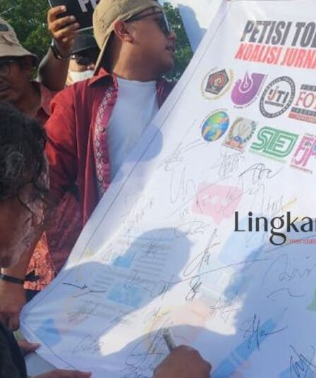 Sejumlah jurnalis yang ada di Kalbar menandatangani petisi menolak RUU Penyiaran
