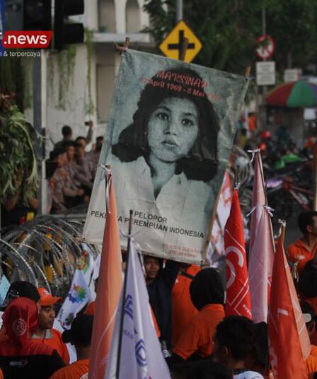 Partai Buruh Gugat Aturan Pilkada ke Mahkamah Konstitusi 4 Simpatisan dari Partai Buruh membentangkan poster wajah Marsinah saat berunjuk rasa