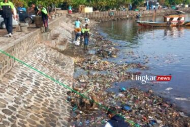 Gugah Kesadaran Lingkungan Nelayan di Situbondo Diajak Bersihkan Sampah Pantai
