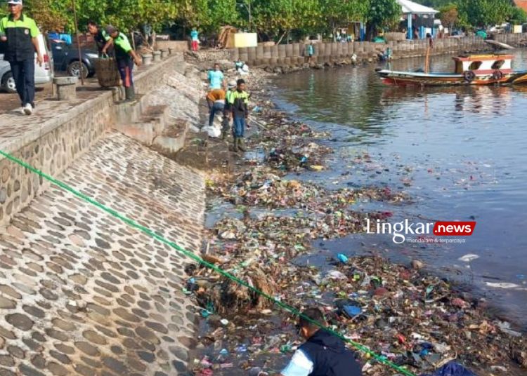Gugah Kesadaran Lingkungan Nelayan di Situbondo Diajak Bersihkan Sampah Pantai