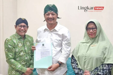 Ketua Desk Pilkada DPP PKB Abdul Halim Iskandar kiri menyerahkan rekomendasi 768x512 1