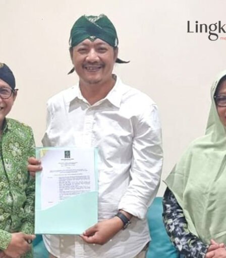 Deny-Mudawamah Terima Rekomendasi dari PKB untuk Maju Pilkada Kediri 7 Ketua Desk Pilkada DPP PKB Abdul Halim Iskandar kiri menyerahkan rekomendasi 768x512 1