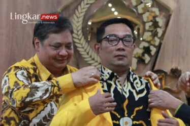 Ketua Umum Partai Golkar Airlangga Hartanto kiri mengenakan Jas Partai Golkar kepada Gubernur Jawa Barat Ridwan Kamil 768x512 1