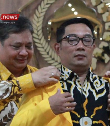 Partai Golkar Diprediksi Rugi Besar jika Majukan Ridwan Kamil di Jakarta 1 Ketua Umum Partai Golkar Airlangga Hartanto kiri mengenakan Jas Partai Golkar kepada Gubernur Jawa Barat Ridwan Kamil 768x512 1