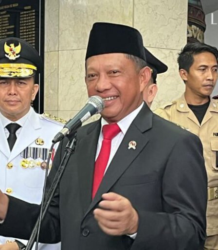 Menteri Dalam Negeri Tito Karnavian saat memberikan keterangan kepada awak media 768x512 1