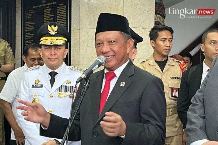 Menteri Dalam Negeri Tito Karnavian saat memberikan keterangan kepada awak media 768x512 1