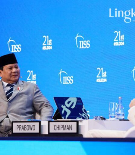 Menteri Pertahanan Prabowo Subianto kiri saat menghadiri pertemuan International Institute for Strategic Studies IISS 768x512 1