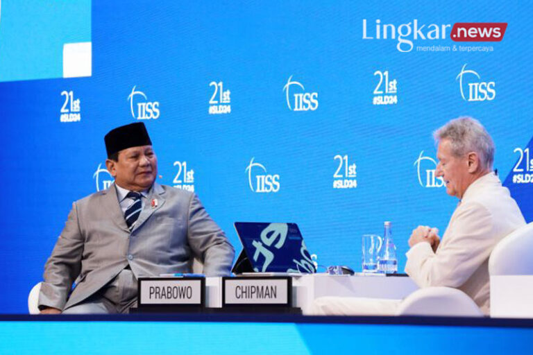 Menteri Pertahanan Prabowo Subianto kiri saat menghadiri pertemuan International Institute for Strategic Studies IISS 768x512 1