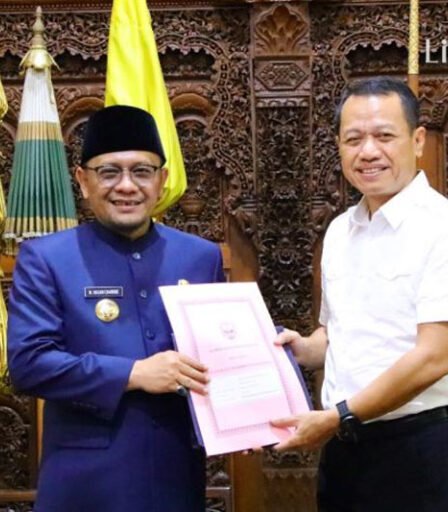 Penjabat Bupati Kudus M. Hasan Chabibie saat menyerahkan SK pensiun 768x512 1