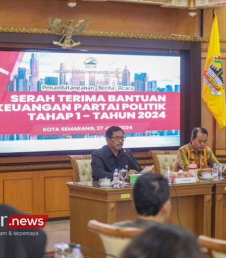 Penjabat Gubernur Jawa Tengah Nana Sudjana saat penyerahan bantuan keuangan kepada partai politik 768x512 1
