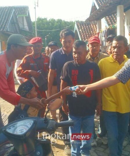 Blusukan ke Semarang Gibran Tanyakan Kondisi Lingkungan Kampung Nelayan dan Bagikan Susu