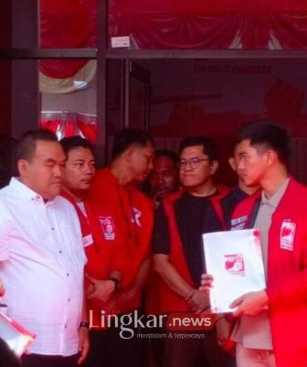 Kaesang Belum Putuskan Maju Pilkada Jateng atau Jakarta 1 Kaesang Pangarep saat peresmian Kantor DPD PSI Kota Semarang