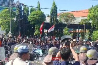 Demo Tolak Revisi UU Pilkada di Jatim Massa Sempat Ricuh