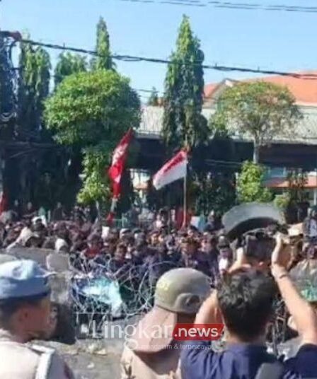 Demo Tolak Revisi UU Pilkada di Jatim, Massa Sempat Ricuh 3 Demo Tolak Revisi UU Pilkada di Jatim Massa Sempat Ricuh