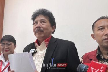 Yudian Wahyudi memberi pernyataan pers