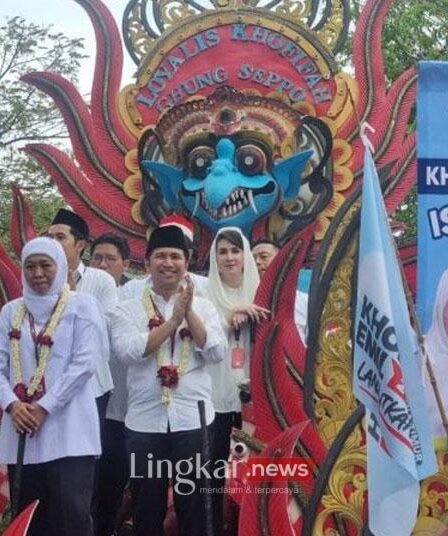 Meriah! Khofifah-Emil Daftar ke KPU Jatim Diarak Kirab Budaya 1 khofifah emil diarak menuju KPU